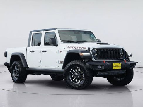 Used 2025 Jeep Gladiator Mojave w/ Convenience Group AWD/4WD image 2