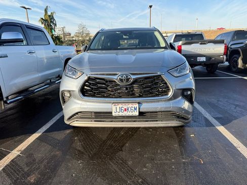 Used 2023 Toyota Highlander Platinum image 3