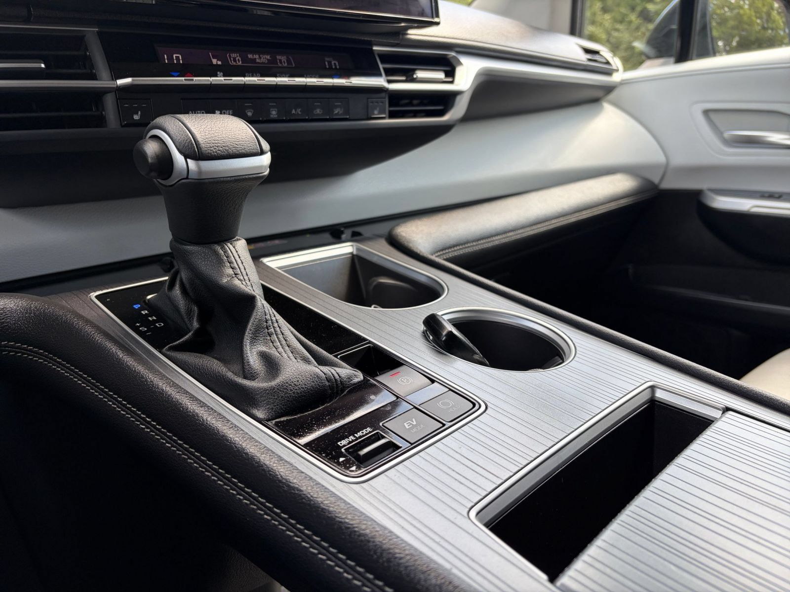 Used 2025 Toyota Sienna XLE FWD image 43