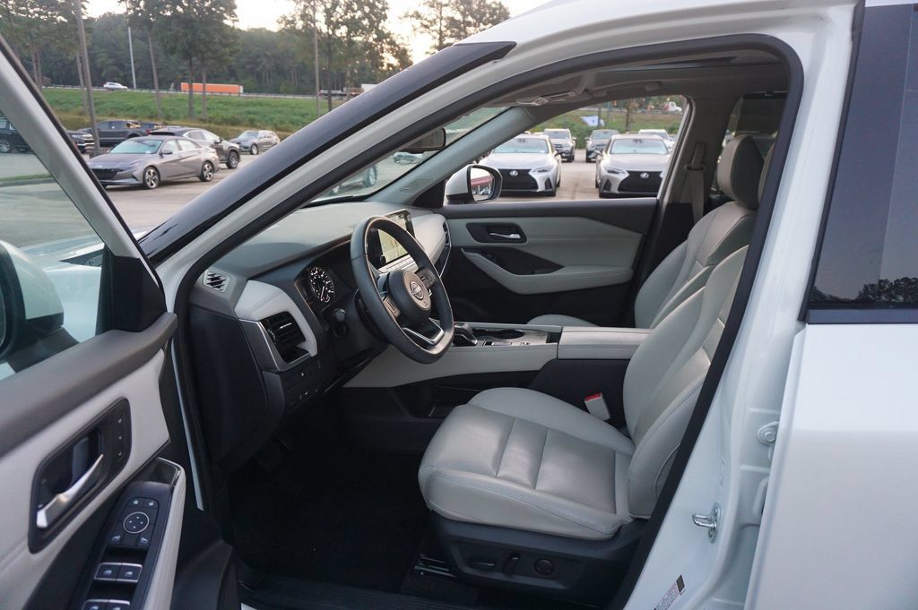 Used 2023 Nissan Rogue SL w/ SL Premium Package FWD image 2