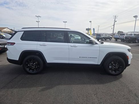 Used 2024 Jeep Grand Cherokee L Laredo image 2