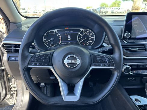 Used 2025 Nissan Altima 2.5 SV FWD image 25