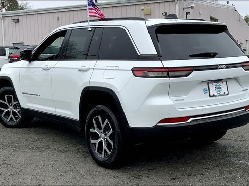 Certified 2025 Jeep Grand Cherokee Limited AWD/4WD image 11