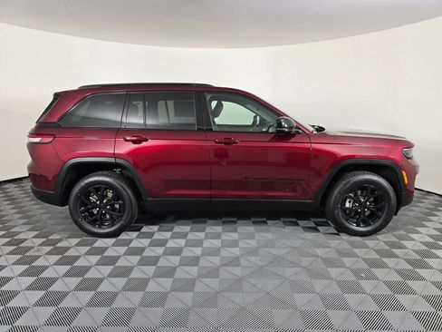 Used 2024 Jeep Grand Cherokee Altitude image 2
