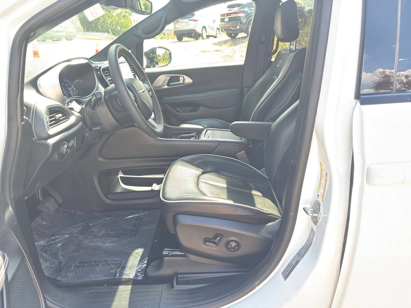 Used 2025 Chrysler Pacifica Limited FWD image 28