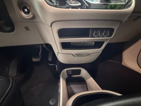 Used 2023 Chrysler Pacifica Touring-L FWD image 22