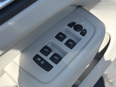 Certified 2024 Volvo XC60 B5 Plus AWD/4WD image 15