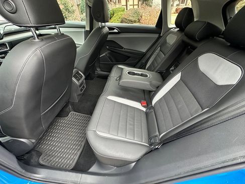 Used 2022 Volkswagen Taos SEL w/ Panoramic Sunroof Package image 17