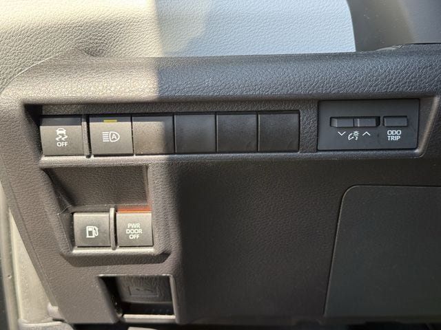 Used 2025 Toyota Sienna XLE FWD image 25