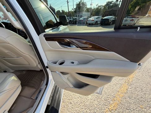 Used 2016 Cadillac Escalade Premium image 32
