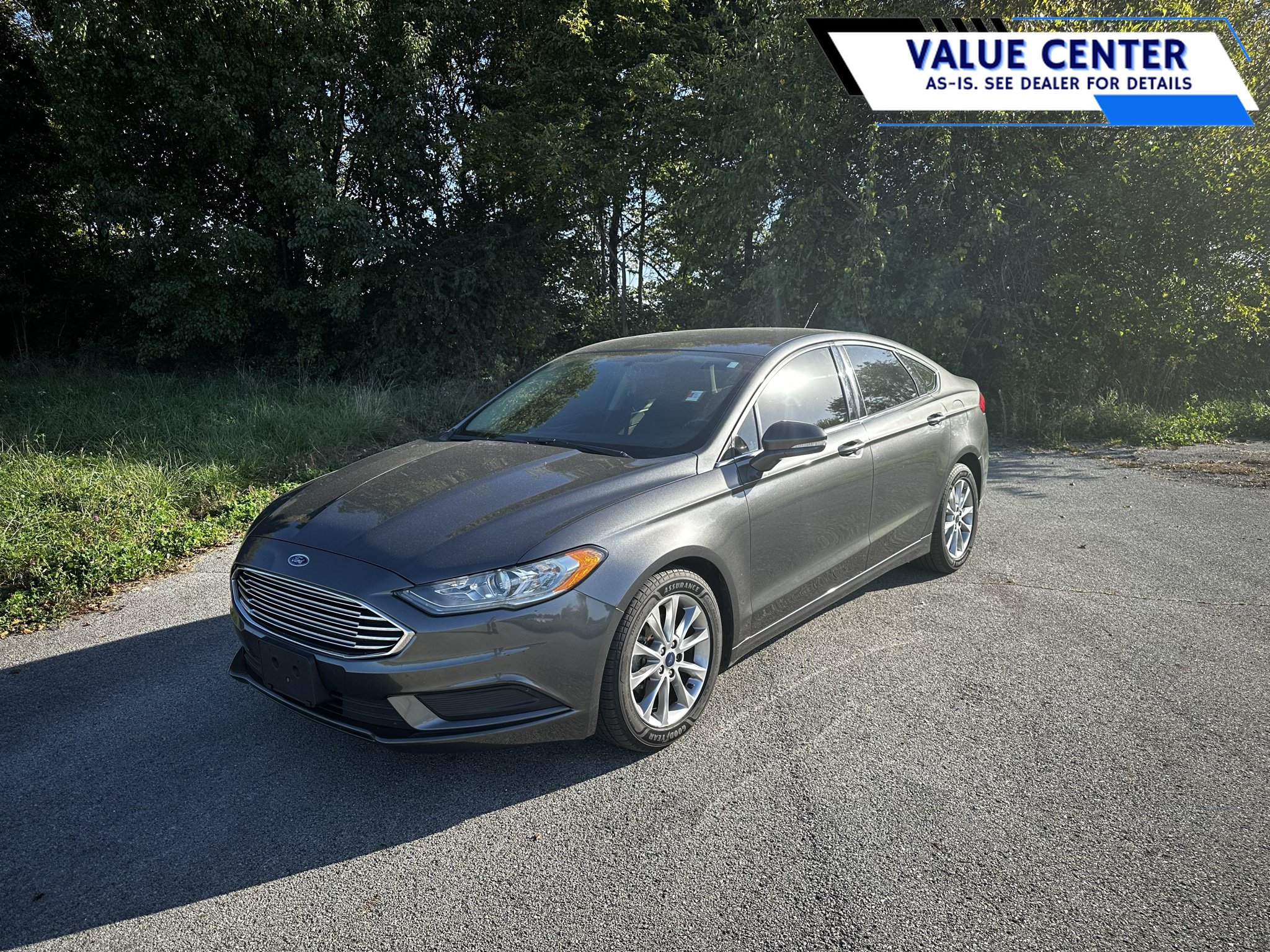 Used 2017 Ford Fusion SE w/ Fusion SE Technology Package FWD image 1