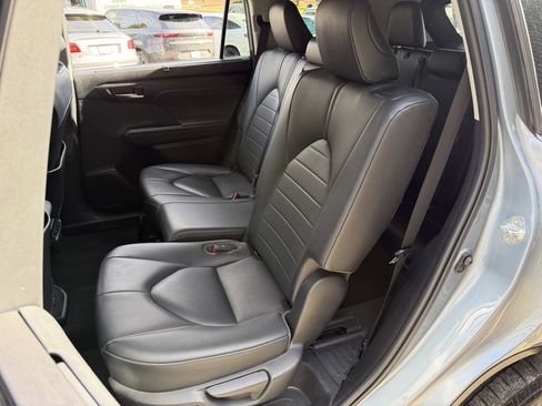 Used 2020 Toyota Highlander XLE image 31