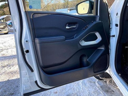 Used 2025 Nissan Frontier SV image 18