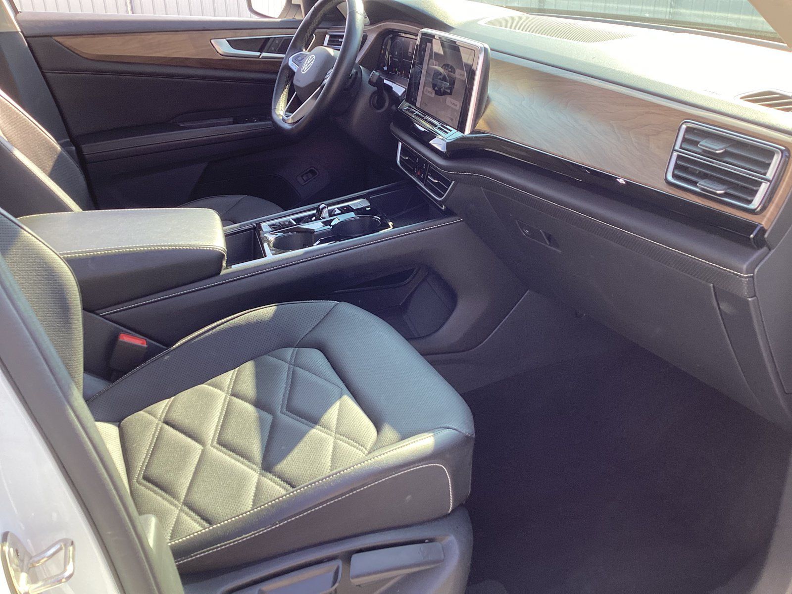 Used 2024 Volkswagen Atlas SE AWD/4WD image 18