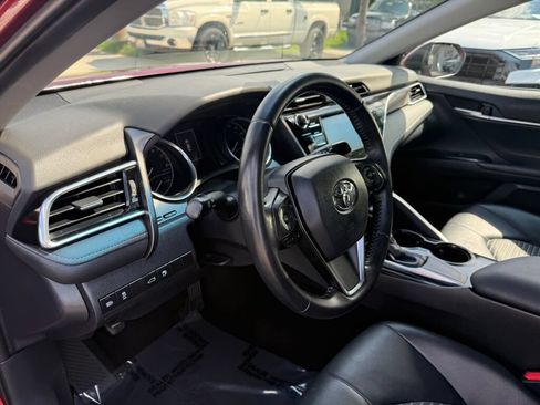 Used 2018 Toyota Camry SE w/ Moonroof Package FWD image 11