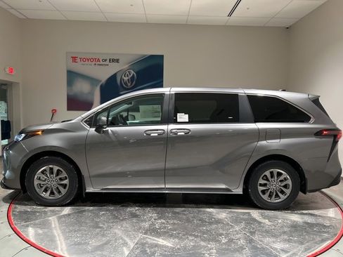 New 2026 Toyota Sienna LE image 3