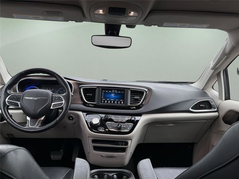 Used 2019 Chrysler Pacifica Touring-L FWD image 29