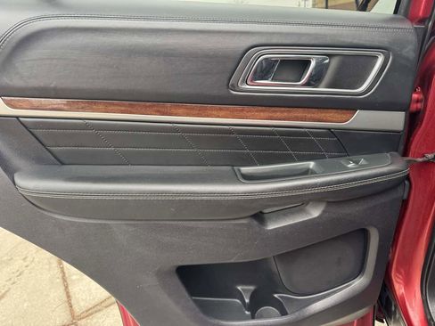 Used 2018 Ford Explorer Platinum image 18