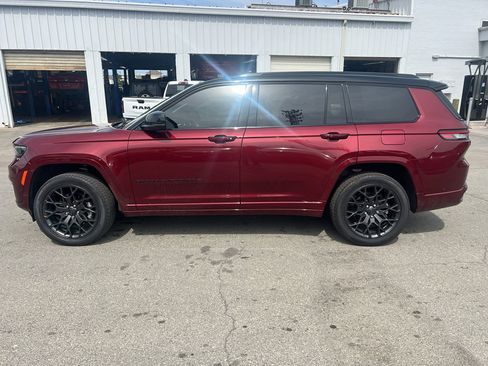 Used 2025 Jeep Grand Cherokee L Summit AWD/4WD image 6
