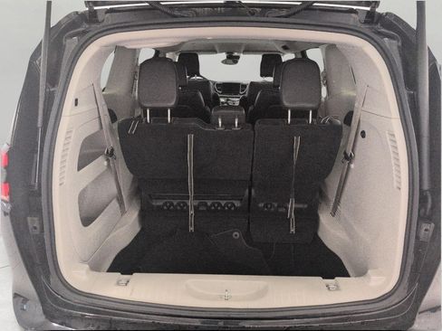 Used 2024 Chrysler Pacifica Touring-L FWD image 16