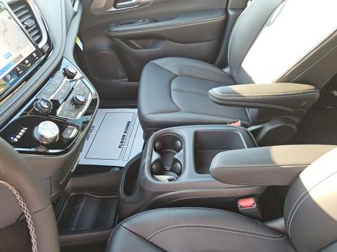 New 2026 Chrysler Pacifica Select image 36