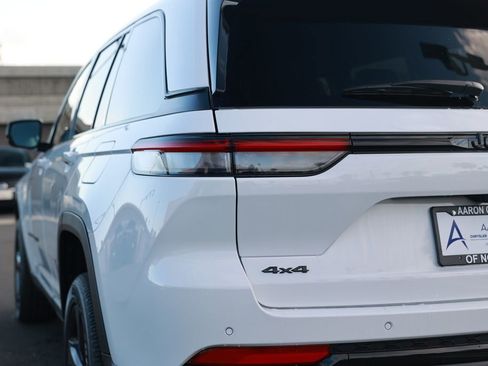 New 2025 Jeep Grand Cherokee Altitude image 9