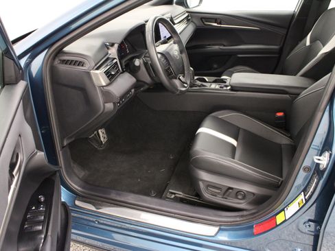 Used 2025 Toyota Camry SE w/ Convenience Package FWD image 13