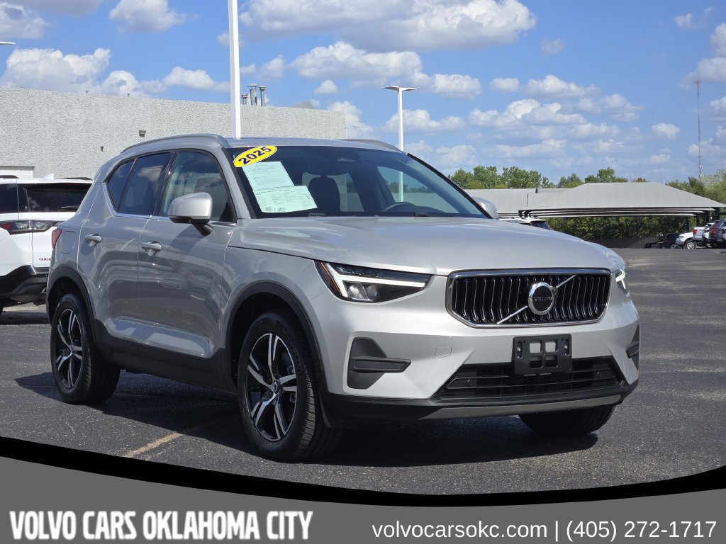 Certified 2025 Volvo XC40 B5 Core AWD/4WD image 3