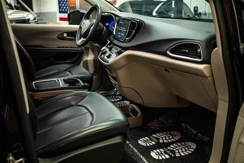 Used 2024 Chrysler Pacifica Touring-L FWD image 13