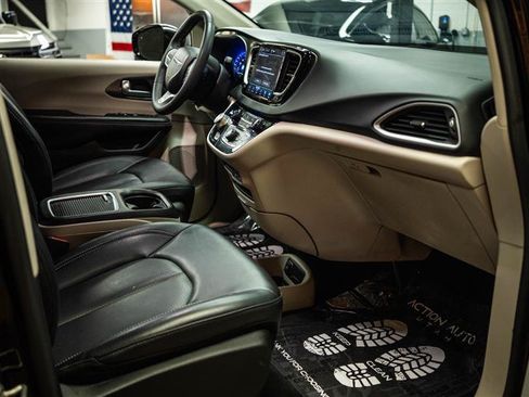 Used 2024 Chrysler Pacifica Touring-L FWD image 13