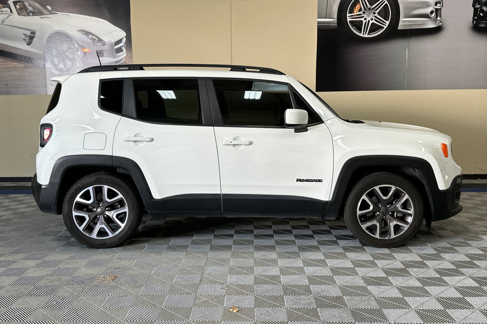 Used 2018 Jeep Renegade Latitude FWD image 3
