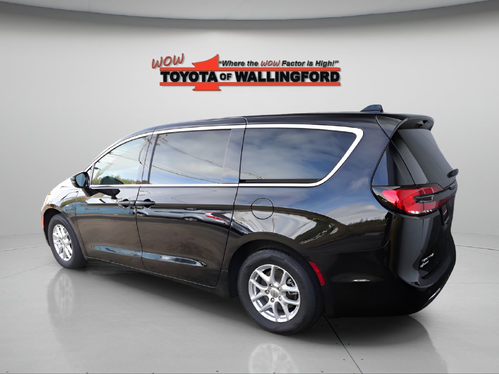 Used 2025 Chrysler Pacifica Select FWD image 7