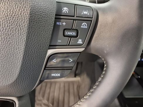 Used 2025 Toyota Camry XLE FWD image 9