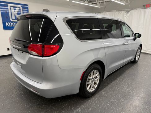 Used 2023 Chrysler Voyager LX FWD image 2