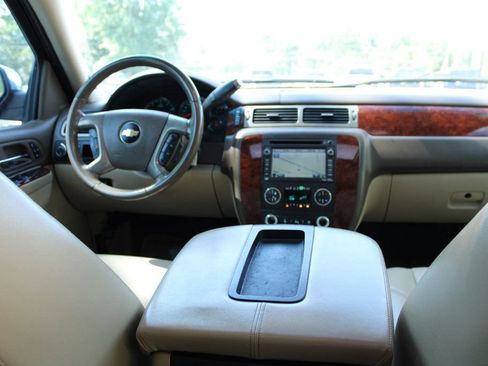 Used 2011 Chevrolet Suburban LTZ RWD image 11