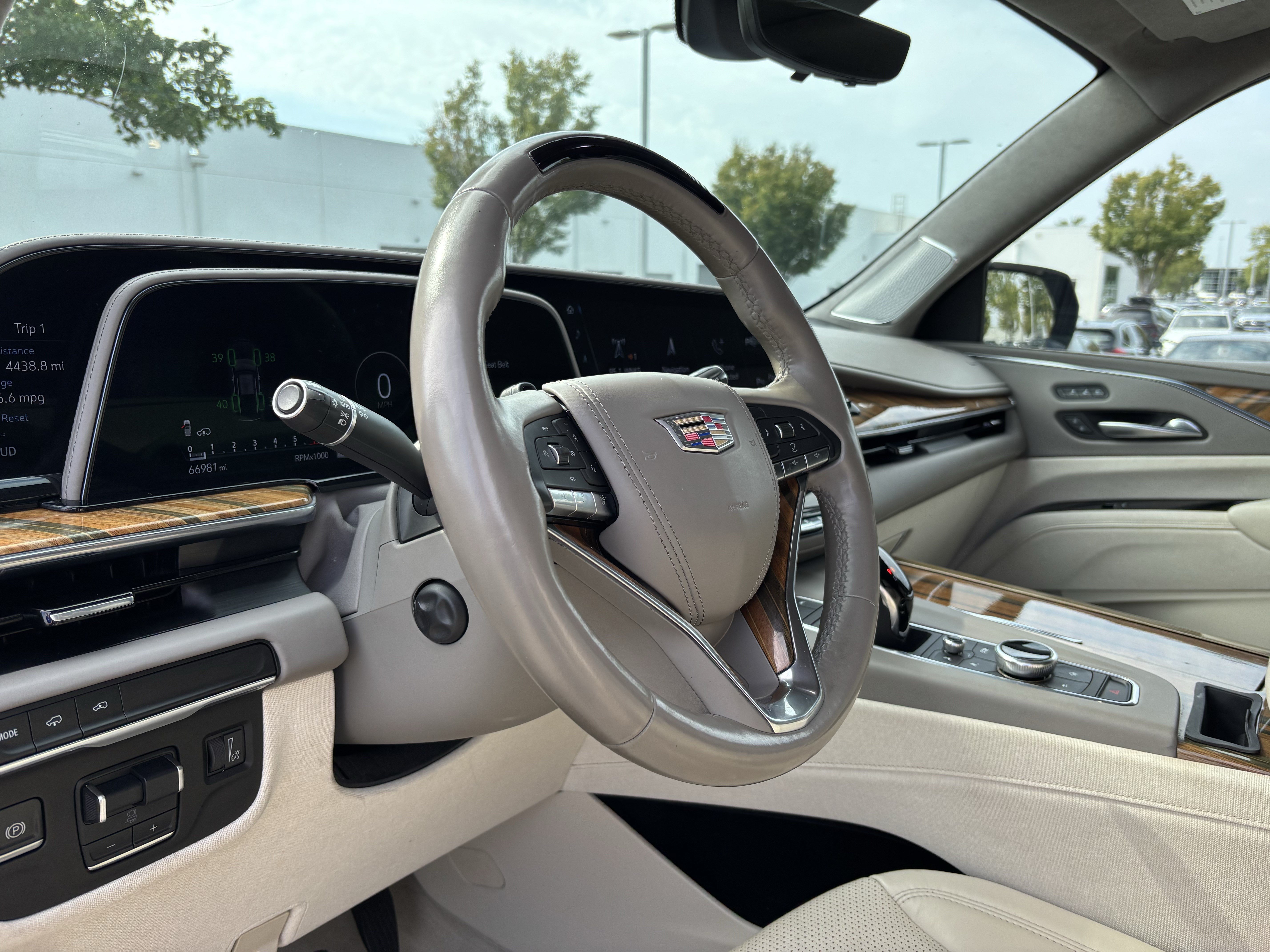 Used 2021 Cadillac Escalade Premium Luxury Platinum RWD image 17