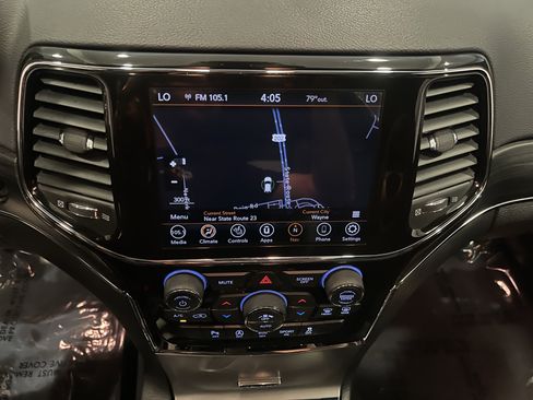 Used 2021 Jeep Grand Cherokee Limited AWD/4WD image 22
