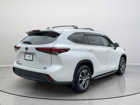 Used 2024 Toyota Highlander XLE FWD image 7