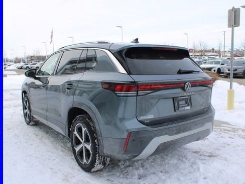 Used 2025 Volkswagen Tiguan SE image 4