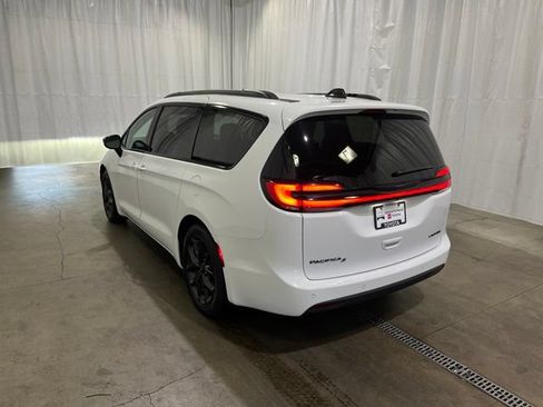 Used 2025 Chrysler Pacifica Limited FWD image 6