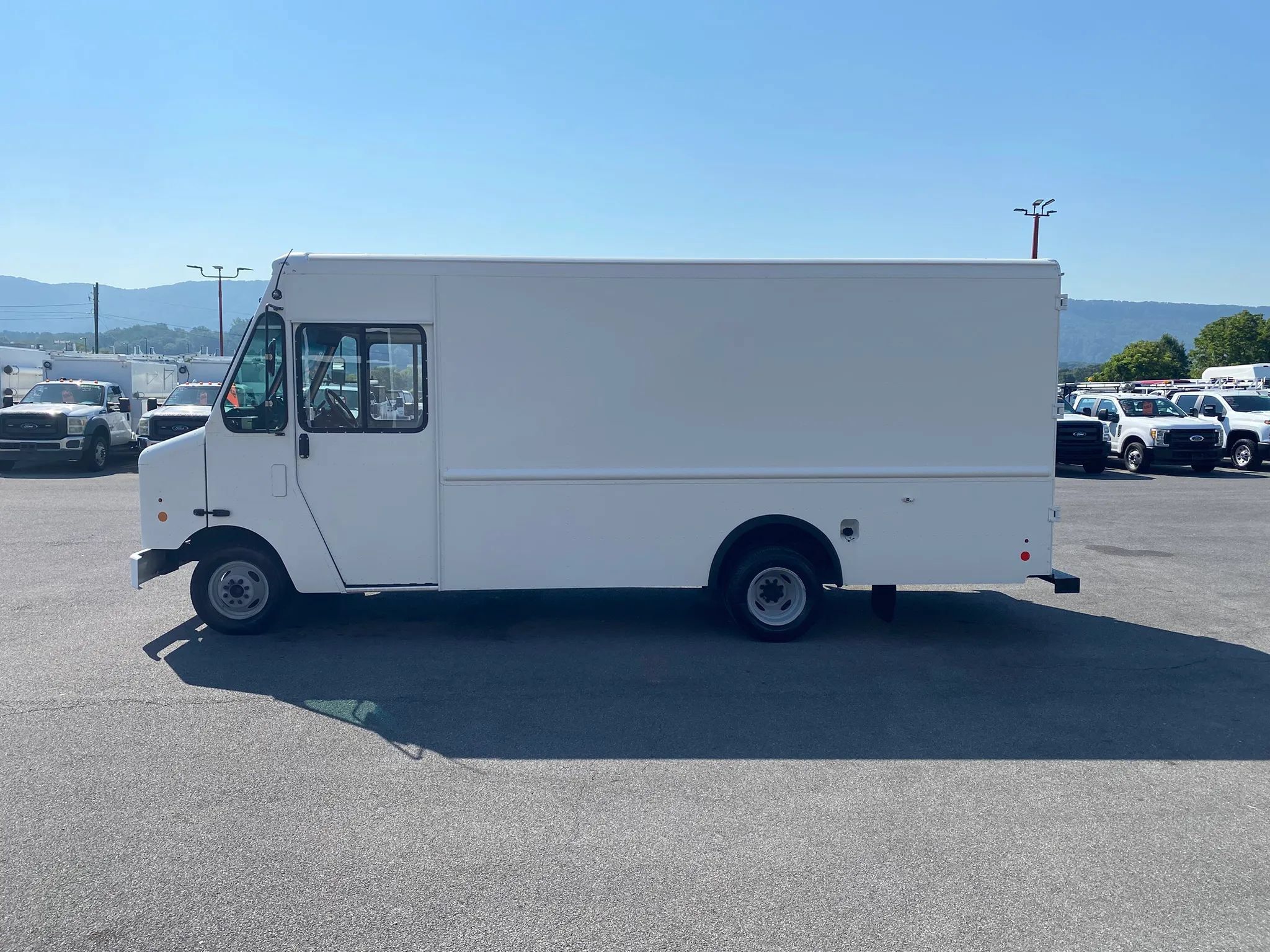 Used 2017 Ford E-350 and Econoline 350 Super Duty w/ A/C Prep Package RWD image 5