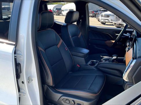Used 2023 GMC Canyon AT4 w/ AT4 Premium Package AWD/4WD image 8