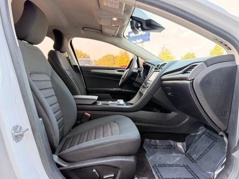 Used 2019 Ford Fusion SE FWD image 19