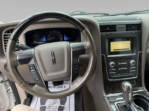 Used 2017 Lincoln Navigator Select image 10
