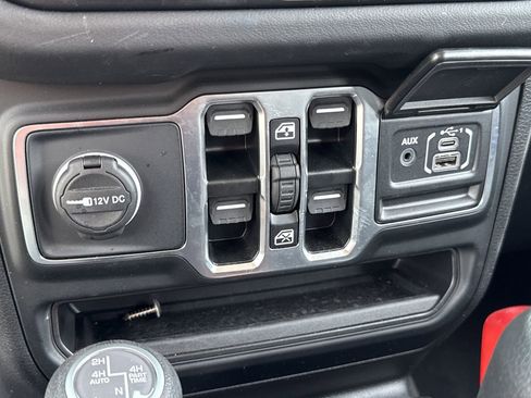 Used 2025 Jeep Wrangler Unlimited Sahara w/ Safety Group AWD/4WD image 7