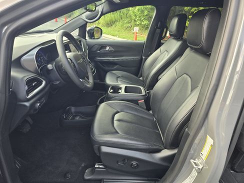 Used 2025 Chrysler Pacifica Select FWD image 12