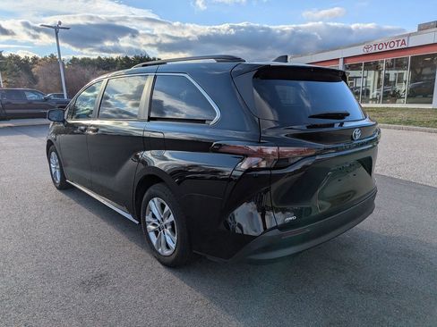 Used 2024 Toyota Sienna XLE image 3