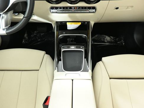 Used 2025 Mercedes-Benz GLB 250 4MATIC image 23