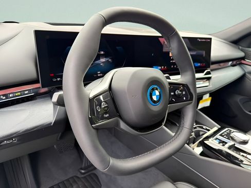 New 2027 BMW i5 eDrive40 w/ Premium Package RWD image 13