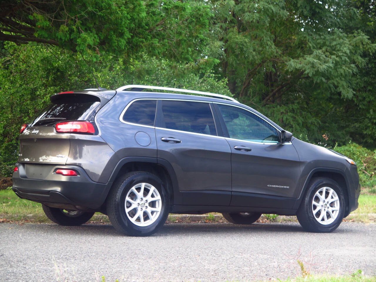 Used 2016 Jeep Cherokee Latitude AWD/4WD image 4
